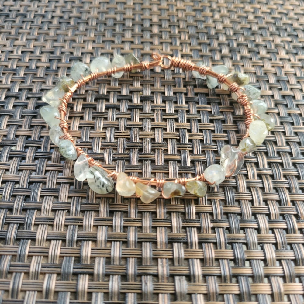 Prehnite chip stone bracelet